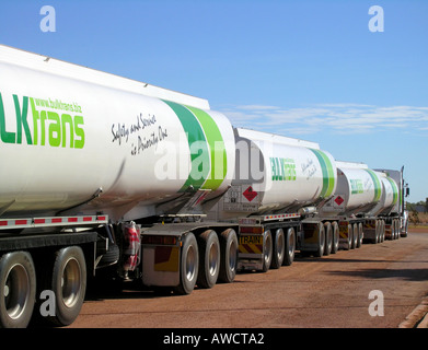 Zwei brandneue Roadtrains geparkt an einer Tankstelle. Stockfoto