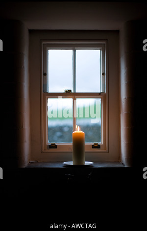 Kerze in einer Hütte-Fenster. Cumbria, UK Stockfoto