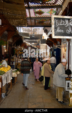 Belebten Gasse in der Medina von Fes El Bali Marokko Stockfoto