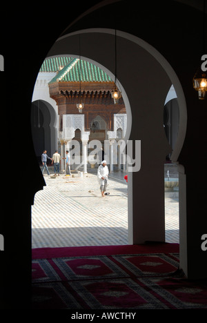 Blick durch ein Tor ins Kairaouine Moschee Fes El Bali Marokko Stockfoto