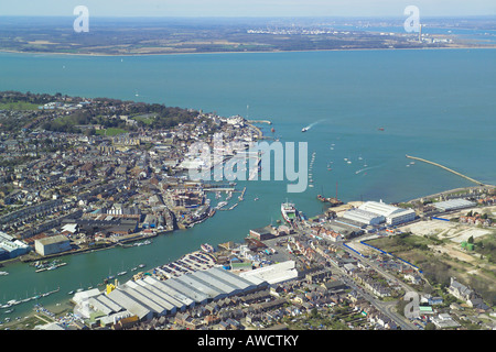 Panoramische Luftaufnahme von Cowes & East Cowes auf der Isle Of Wight mit dem Fährhafen, Bootswerften & die schwimmende Brücke Stockfoto