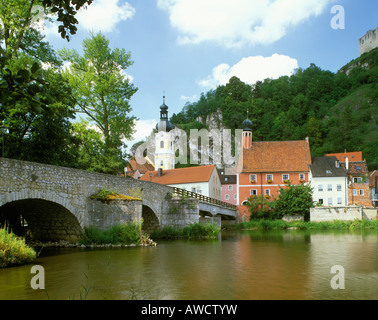 Kallmuenz Oberpfalz Bayern Deutschland alte Rathaus und Pfarrkirche Kirche St. Michael über dem Fluss Naab Stockfoto