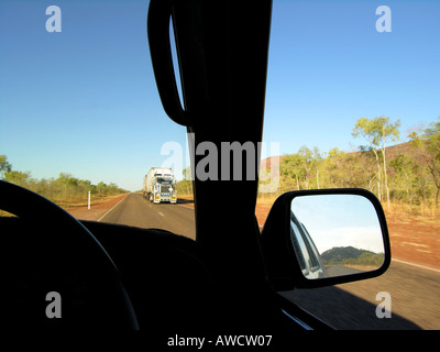 Ein Sattelzug auf der Straße treffen. Stockfoto