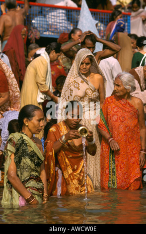 Frauen in den Fluss Ganges in Varanasi während des Kartik Purnima Festivals in Indien Stockfoto