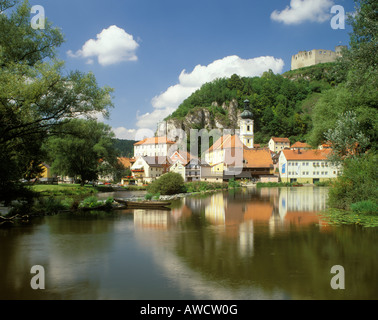 Kallmuenz Oberpfalz Bayern Deutschland alte Rathaus und Pfarrkirche Kirche St. Michael über dem Fluss Naab Stockfoto