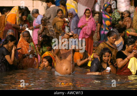 Pilger in den Fluss Ganges in Varanasi während des Kartik Purnima Festivals in Indien Stockfoto