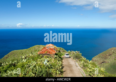 Spanien Kanaren La Palma Auto am Ende der Straße über blauen Ozean Stockfoto