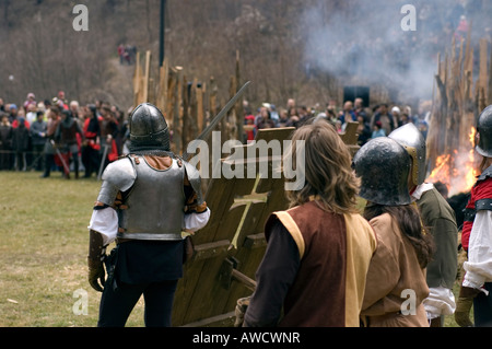 Ritter bereiten Sie für den Kampf aufgenommen am mittelalterlichen Land fair in Kroatien Stockfoto