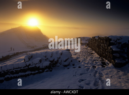 Ein Mann und eine junge ziehen ein Schlittens bei Milecastle 42 am Hadrianswall Northumberland National Park Stockfoto