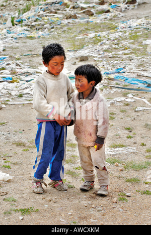 Zwei kleine tibetische jungen zwischen Gyantse und Dangxiong, Tibet Stockfoto