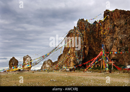 Gebetsfahnen an den paar Stein, Nam Tso See, Tibet Stockfoto