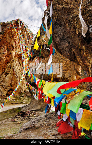 Die Stein-paar und Gebet Flaggen, Nam-Tsho-Lake, Tibet Stockfoto