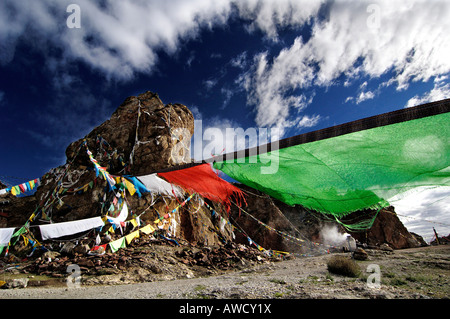 Die Stein-paar und Gebet Flaggen, Nam-Tsho-Lake, Tibet Stockfoto