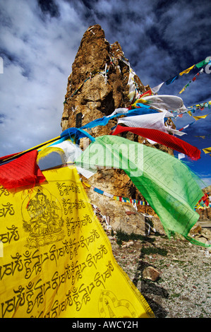 Die Stein-paar und Gebet Flaggen, Nam-Tsho-Lake, Tibet Stockfoto