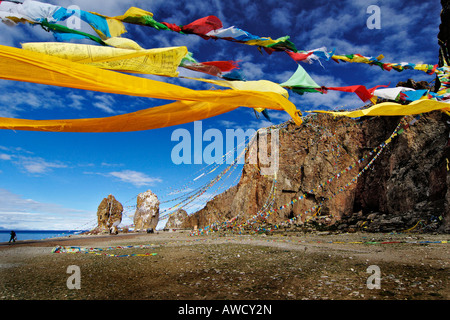 Die Stein-paar und Gebet Flaggen, Nam-Tsho-Lake, Tibet Stockfoto