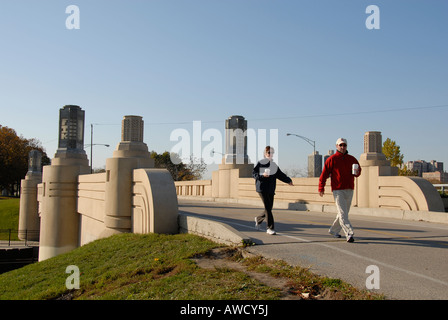 Paare, die auf Art-Deco-Brücke in Chicago. IL USA. Stockfoto