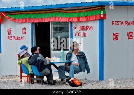 Chinesische Touristen vor einem Restaurant Nam-Tsho-Lake, Tibet Stockfoto