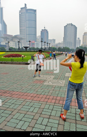 Volkspark, Wolkenkratzer, Chinesen nehmen einige Fotos, Shanghai, China, Asien Stockfoto