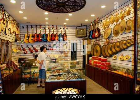 Shop für Musikinstrumente in neu gebauten Quartier an der Yu-Garten in den Abend, Shanghai, China, Asien Stockfoto