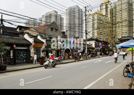 Straße in der Altstadt von Shanghai, Kabel-Chaos, kleine Geschäfte, Verkehr, neue Gehäuse Blöcke, Shanghai, China, Asien Stockfoto