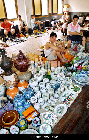 Im alten Teil der Stadt Antiquitäten Fangbang Zhonglu Markt, Shanghai, China, Asien Stockfoto