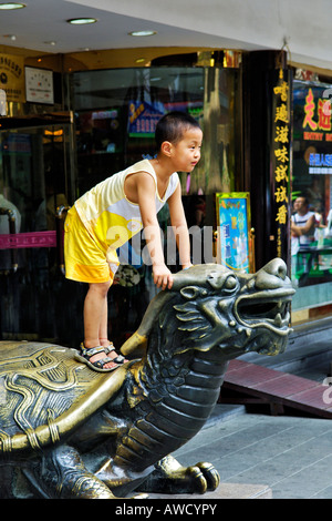 Junge auf einem Drachen Statue, Yu-Garten, Shanghai, China, Asien Stockfoto