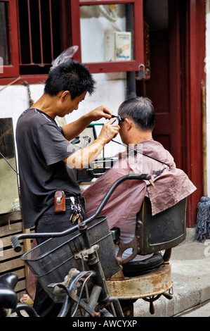 Alten Teil der Stadt, Straßenszene, Friseur, Shanghai, China, Asien Stockfoto