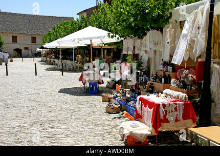 Souvenirläden verkaufen Kunsthandwerk im historischen Zentrum Europas Omodos, Zypern Stockfoto