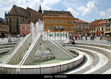 Brunnen auf dem Platz vor dem Rathaus und Biserica Neagră Kirche im Zentrum von Brasov, Siebenbürgen, Rumänien, Eur Stockfoto