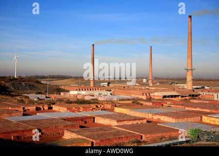 Schornstein-Stacks LBC Ziegelei Hanson Ziegel Unternehmen arbeitet Whittlesey Cambridgeshire England Großbritannien Großbritannien Stockfoto