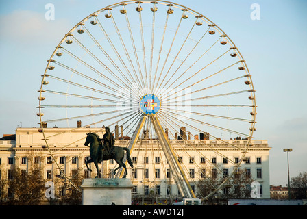 Denkmal von Louis XIV, Riesenrad am Place Bellecour, Lyon, Frankreich Stockfoto