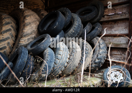 Haufen von stillgelegten Reifen/Reifen auf einem Bauernhof. Farbe Stockfoto