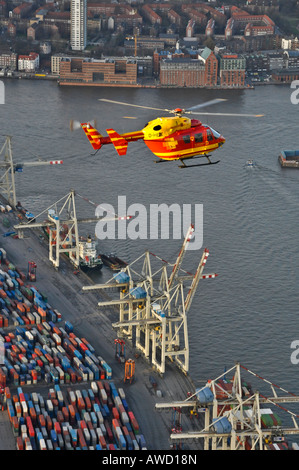 Eurocopter Medicopter BK 117 fliegt über den Hafen in Hamburg, Deutschland, Europa Stockfoto