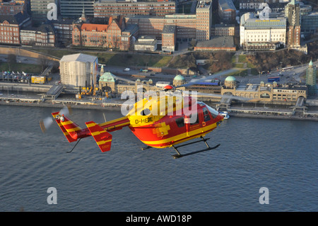 Eurocopter Medicopter BK 117 fliegt über den Hafen in Hamburg, Deutschland, Europa Stockfoto