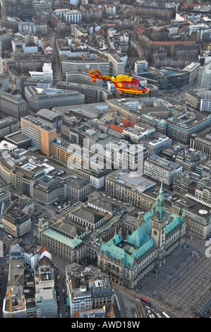 Eurocopter Medicopter BK 117 fliegen über Rathaus, Hamburg, Deutschland, Europa Stockfoto