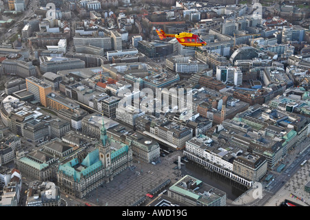 Eurocopter Medicopter BK 117 fliegen über Rathaus, Hamburg, Deutschland, Europa Stockfoto