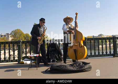 Straße Musiker, Saxophonist und Kontrabass-Spieler, auf einer Brücke über die Seine, Paris, Frankreich, Europa Stockfoto