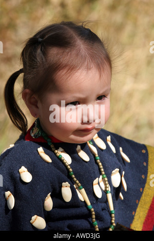 Young Native American Girl auf der South Dakota-Reservierung in Tracht gekleidet Stockfoto