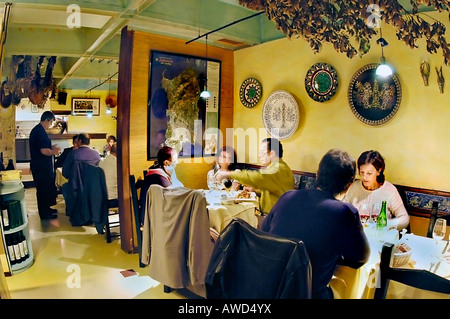 PARIS Frankreich, People Sharing Meals in 'Sardegna a Tavola' 'Ital Restaurant' innen, romantisches Restaurant-Interieur Stockfoto