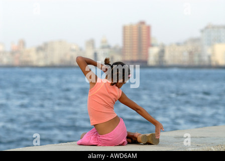 Mädchen sitzen auf dem Pier Malecón in Havanna, Kuba, Karibik, Amerika Stockfoto