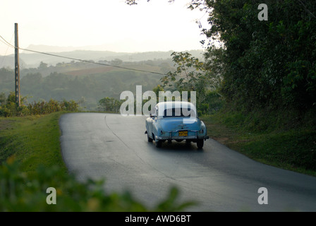 Oldtimer fahren auf der Straße von Pinar del Río nach Vinales, Kuba, Karibik, Amerika Stockfoto