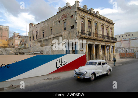 Amerikanische Oldtimer Parken auf einer Straße in Havanna, Kuba, Karibik, Amerika Stockfoto