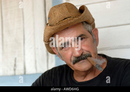 Mann mit Hut raucht eine Zigarre in Vinales, Pinar Del Rio, Kuba, Amerika Stockfoto