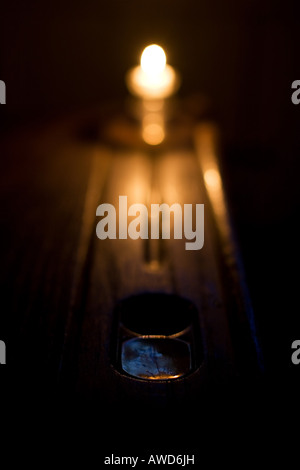 Alten hölzernen Schulbank mit Kerzenlicht beleuchtet. Yorkshire, England Stockfoto