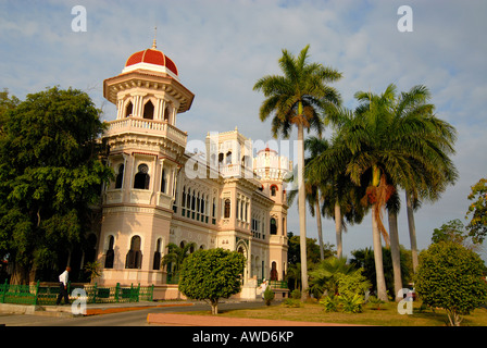 Koloniale Architektur, kubanischen Königspalmen (Roystonea Regia) wächst um einen maurischen Villa in Cienfuegos, Kuba, Karibik, Ameri Stockfoto