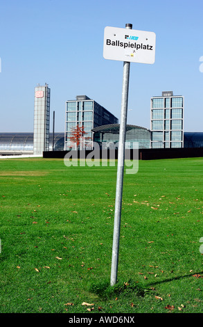 Großer Spielplatz vor dem Hauptbahnhof (Hauptbahnhof) Berlin, Deutschland, Europa Stockfoto