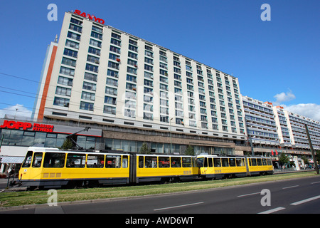 Plattenbau (Buidling gemacht mit vorgefertigten Betonplatten) und Straßenbahn in Berlin, Deutschland, Europa Stockfoto