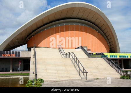 Das Haus der Welt Kulturen (HdKW) in der Berliner Kongresshalle (Schwangere Auster) in Berlin, Deutschland, Europa Stockfoto