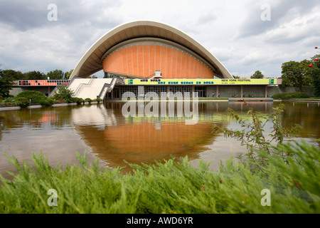 Das Haus der Welt Kulturen (HdKW) in der Berliner Kongresshalle (Schwangere Auster) in Berlin, Deutschland, Europa Stockfoto