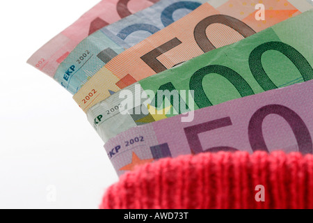 Spart Geld - Euro-Banknoten in eine rote Socke Anzahlung genommen Stockfoto